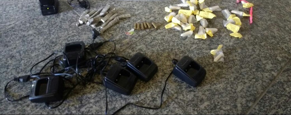 Rádios e drogas apreendidas com as mulheres (Foto: Polícia Militar/Divulgação)