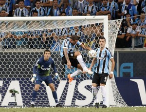 Volante Edinho do Grêmio no jogo contra o Newell's Old Boys pela Libertadores na Arena (Foto: Wesley Santos/Agência PressDigital)