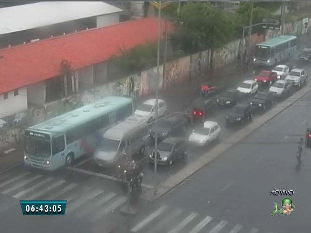  Avenida Carapinima com fluxo de veículo lento. Chuva provocou engarrafamentos e pequenos alagamentos em ruas e avenidas na capital (Foto: Reprodução/TV Verdes Mares)