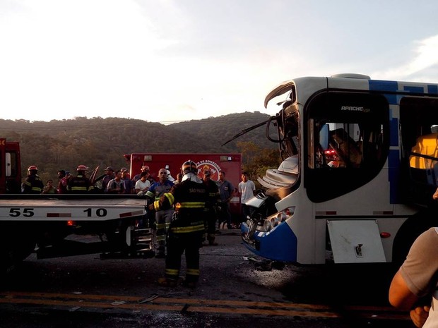 Frente de um dos ônibus ficou destruída (Foto: Graziella Porfirio Carvalho / Vc no G1)