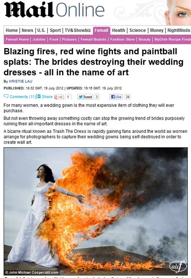 Reportagem do Daily Mail exibe foto de noiva com vestido pegando fogo (Foto: Reprodução)