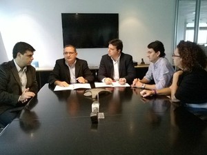 Contrato do arraiá foi assinado nesta quarta-feira (7), naRede Bahia, em Salvador (Foto: Yuri Girardi / G1 Bahia)
