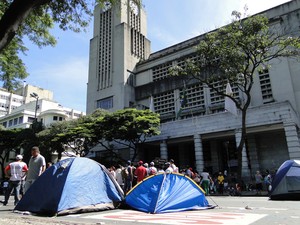 Moradores de ocupações em BH fecham a Avenida Afonso Pena. (Foto: Pedro Ângelo/G1)