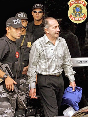 Lino Oviedo, ao deixar a sede da Polícia Federal em Brasília, em novembro de 2011 (Foto: AFP)