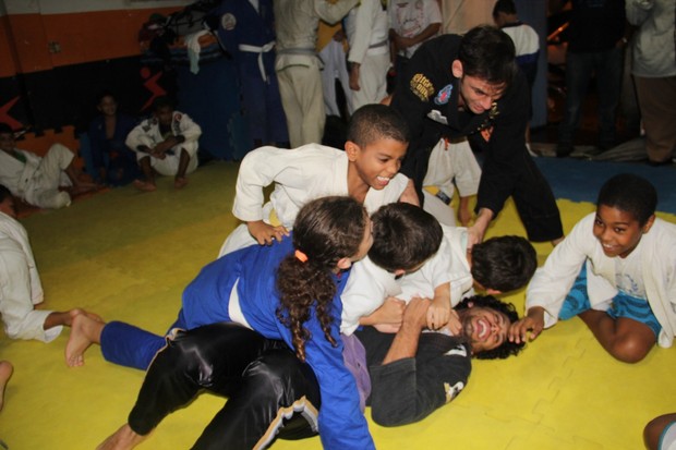 Jesus Luz treina jiu-jitsu com crianças carentes (Foto: Thyago Andrade / Foto Rio News)