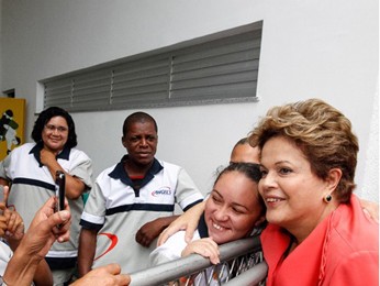 Dilma posa para fotos com moradores da Rocinha, no Rio de Janeiro (Foto: Roberto Stuckert Filho/PR)
