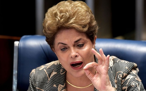 A presidente afastada Dilma Rousseff responde perguntas dos senadores durante julgamento do impeachment (Foto: EVARISTO SA / AFP)