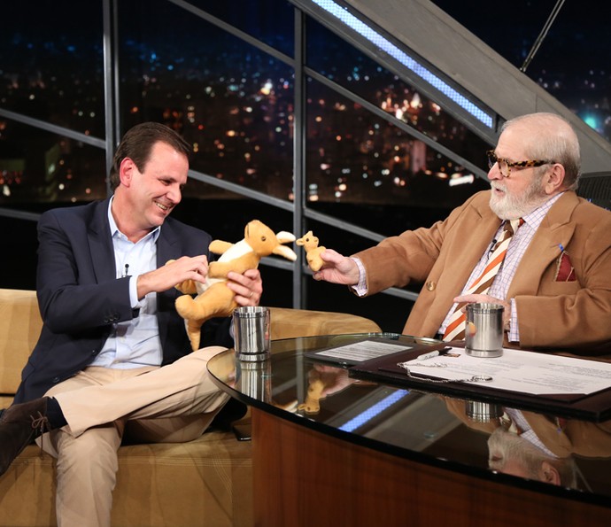 Jô Soares entrega o filhote do canguru no final da entrevista (Foto: Carol Caminha/Gshow)
