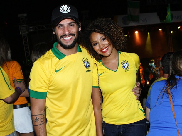 Sheron Menezzes com o namorado, Saulo Bernard, em festa no Rio (Foto: Raphael Mesquita/ Divulgação)