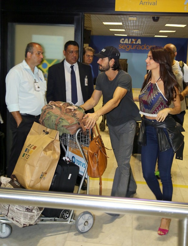 Rodrigo Santoro e Mel Fronckowiak no aeroporto do Rio (Foto: Gabriel Reis / Ag News)