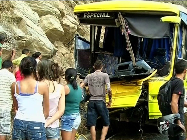 Ônibus se envolveu em acidente e três pessoas morreram (Foto: TV Verdes Mares Cariri/Reprodução)