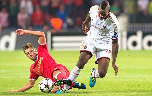 Balotelli e Schaars Milan e PSV (Foto: Agência Reuters)