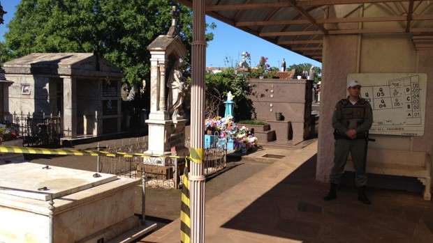 Segurança em cemitério foi reforçada para exumação de João Goulart (Foto: Márcio Luiz/G1)