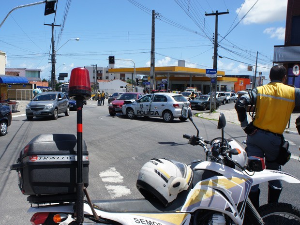 Semáforos do cruzamento estavam apagados e nenhum agente de trânsito estava no local no momento da batida, segundo condutor de um dos veículos envolvidos (Foto: André Resende/G1)