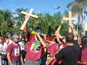 Jovens durante concentração antes de caminhada com cruz peregrina e ícone de Maria em Campo Grande MS (Foto: Fernando da Mata/G1 MS)