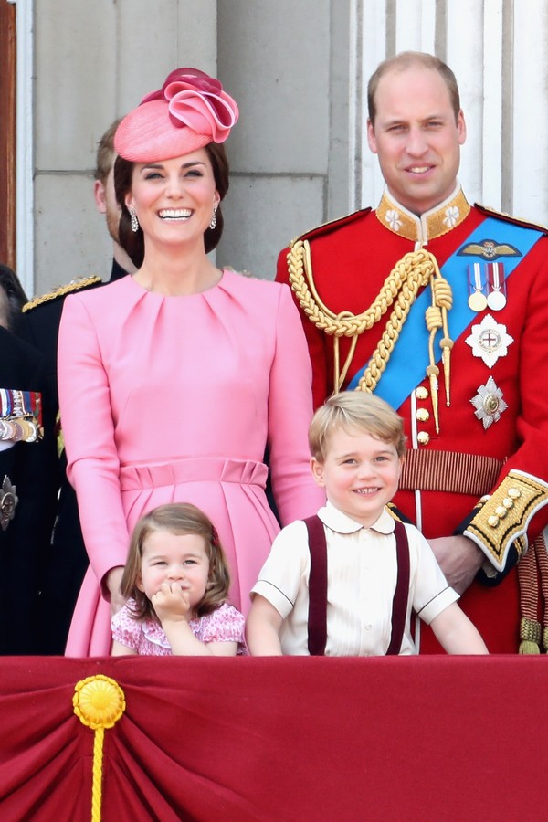 LONDON, ENGLAND - JUNE 17:  (L-R) Catherine, Duchess of Cambridge, Princess Charlotte of Cambridge, Prince George of Cambridge and Prince William, Duke of Cambridge look out from the balcony of Buckingham Palace during the Trooping the Colour parade on Ju (Foto: Getty Images)