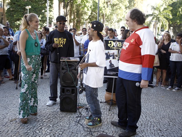 A apresentadora conversa com músicos de rua (Foto: Estrelas / TV Globo)