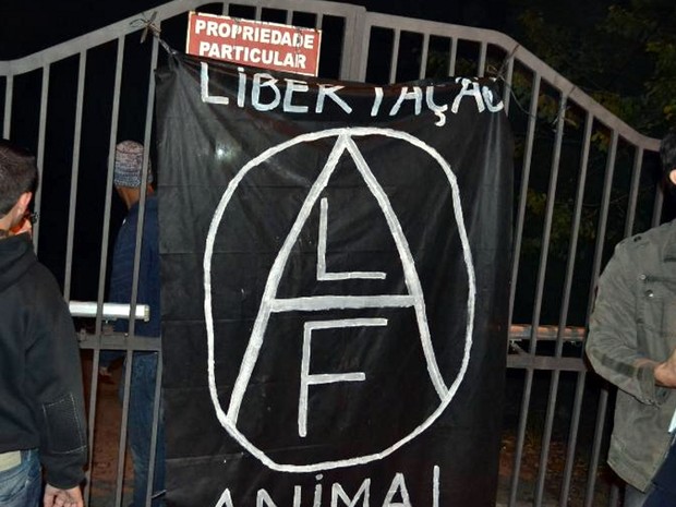 Ativistas se reuniram na porta do Instituto Royal na noite desta quinta-feira (17) (Foto: Divulgação/São Roque Notícias)