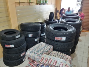 Loja especializada em vender pneus e baterias de carros agora também oferta arroz aos clientes venezuelanos (Foto: Emily Costa/ G1 RR) Loja especializada em vender pneus e baterias de carros agora também oferta arroz aos clientes venezuelanos (Foto: Emily Costa/ G1 RR)