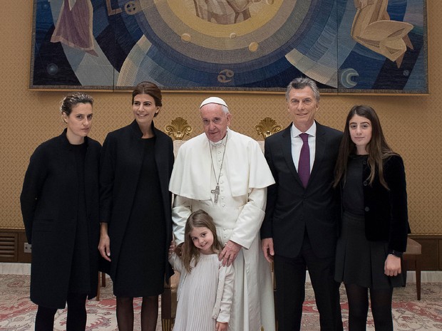 Papa Francisco com o presidente da Argentina, Mauricio Macri, e sua família (Foto:  Osservatore Romano/ AFP)