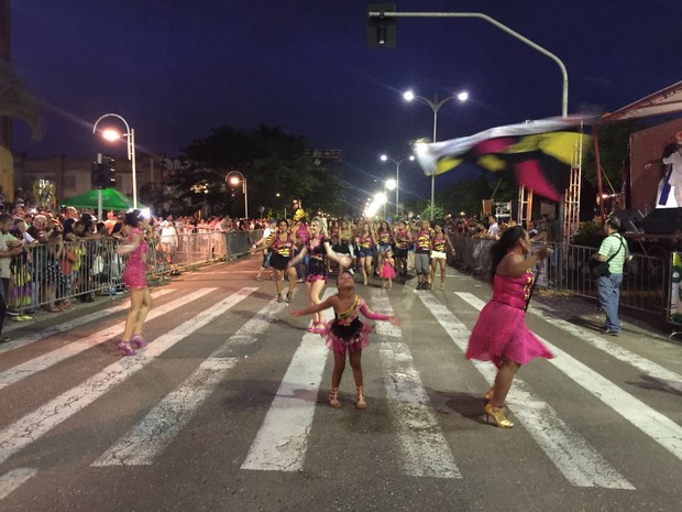 Dezenas de foliões mostram samba no pé em Joinville (Foto: Kleber Pizzamiglio/RBS TV)