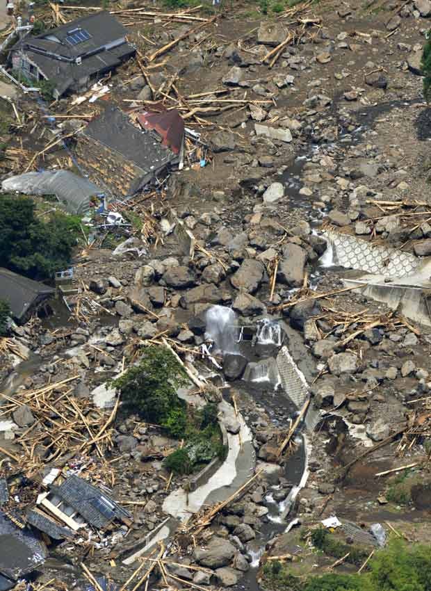 Casas soterradas por deslizamento de terra em Aso, na província japonesa de Kumamoto, neste domingo (14) (Foto: Kyodo News/AP)