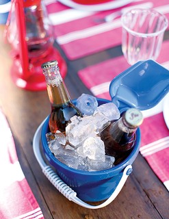 A cerveja fica gelada por mais tempo no baldinho de praia colorido