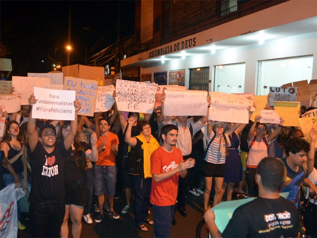 Manifestantes repudiam permanência de Marco Feliciano na Comissão dos Direitos Humanos (Foto: Rodolfo Tiengo/G1)