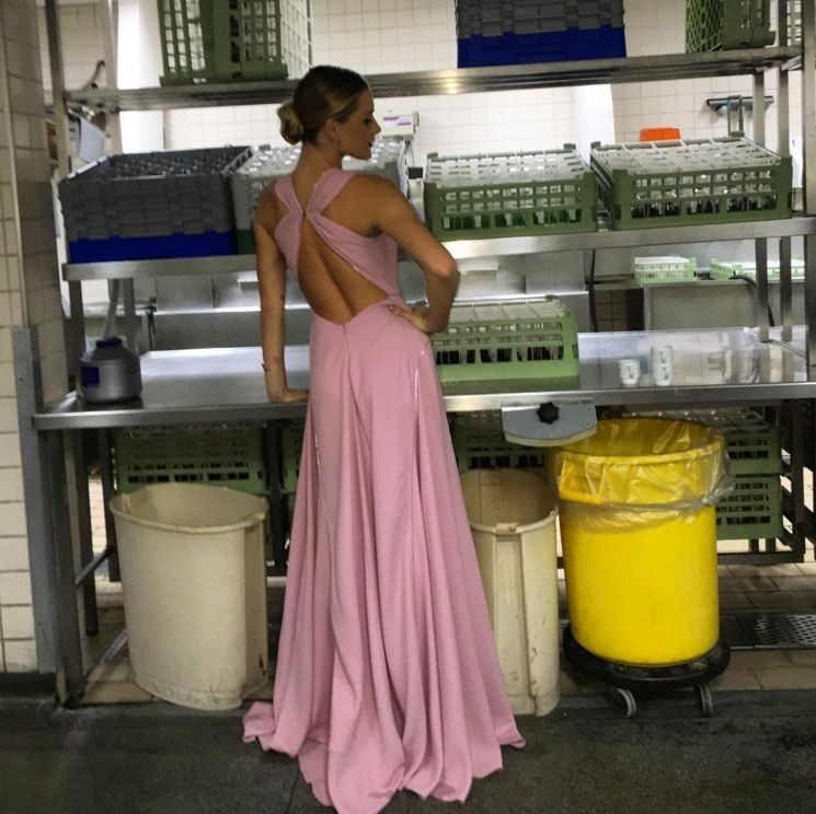 Fim de festa! Fiorella Mattheis posa com vestido de gala na cozinha