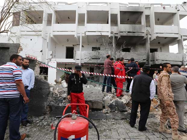 Após explosão, parte da fachada do prédio da embaixada francesa em Trípoli ficou destruída. (Foto: Mahmud Turkia / AFP Photoo)