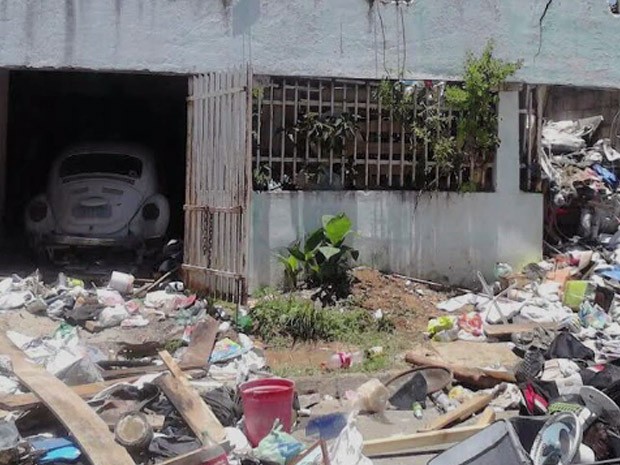 Lixo em casa de São José dos Campos (Foto: Reprodução/ TV Vanguarda)