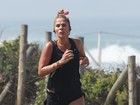 Adriane Galisteu corre de shortinho e exibe pernões na orla do Rio