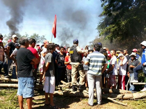 Agentes da PRF conversam com integrantes do MST (Foto: Paparazzo Caminhões da BR-153/Divulgação)