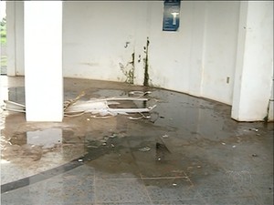 A sala de exposições está com mau cheiro e segundo moradores abriga usuários de drogas (Foto: Reprodução/TV Anhanguera)