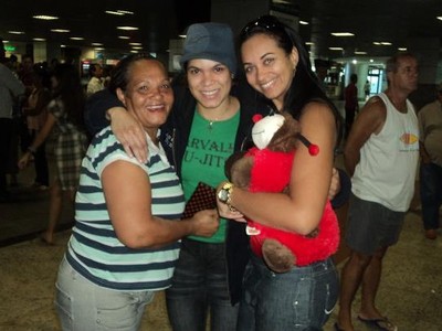 Amanda Nunes entre a mãe, dona Ivete, e a irmã, Val (Foto: Arquivo Pessoal) Amanda Nunes entre a mãe, dona Ivete, e a irmã, Val (Foto: Arquivo Pessoal)