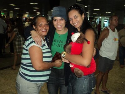 Amanda Nunes entre a mãe, dona Ivete, e a irmã, Val (Foto: Arquivo Pessoal)