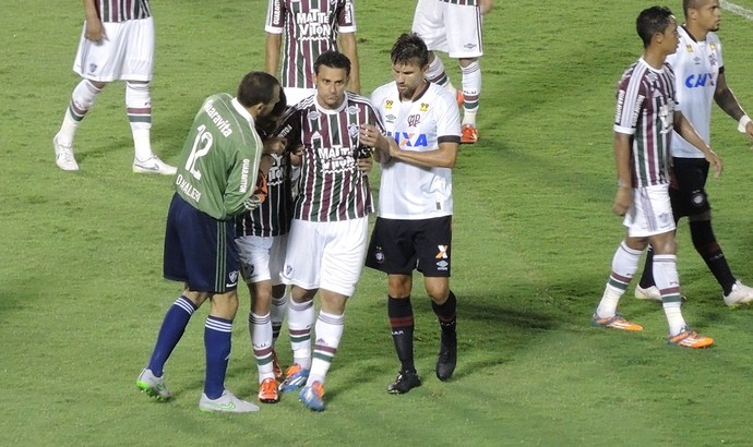 confusão fred fluminense (Foto: hector werlang) confusão fred fluminense (Foto: hector werlang)