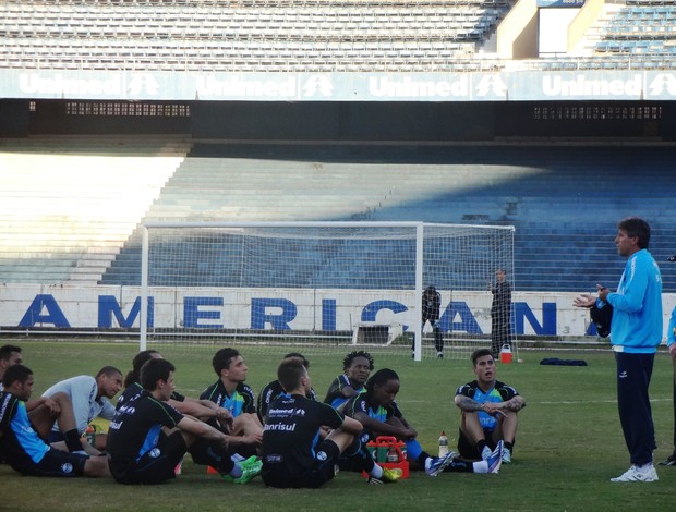 Renato Gaúcho conversa com grupo de jogadores do Grêmio (Foto: Hector Werlang/Globoesporte.com)