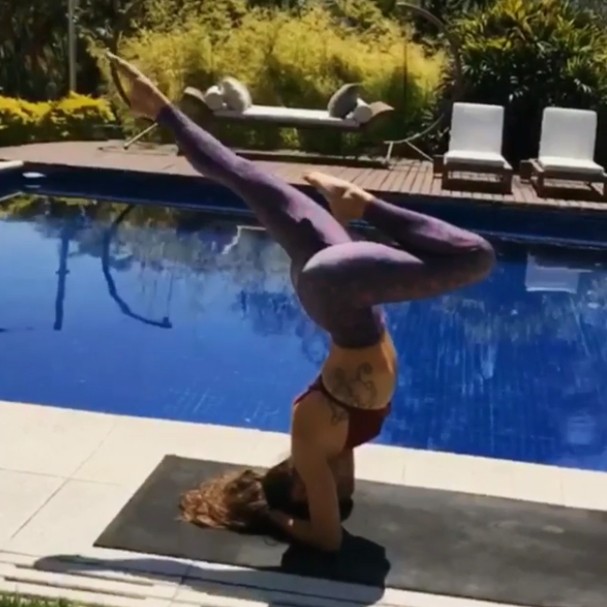 Isis Valverde pratica ioga (Foto: Instagram/Reprodução)