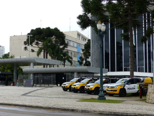 Poucos policiais estavam no Centro Cívico nesta quinta  (Foto: Adriana Justi / G1)