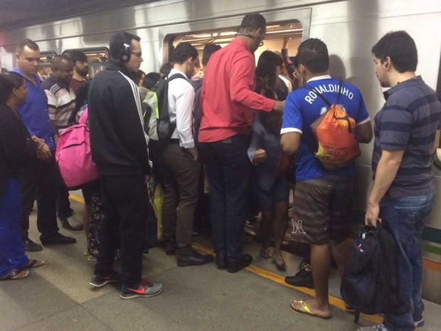 Passageiros se preparam para entrar em metrô lotado na Estação Praça do Relógio, em Taguatinga, no Distrito Federal, no primeiro dia de greve (Foto: Mateus Vidigal/G1)
