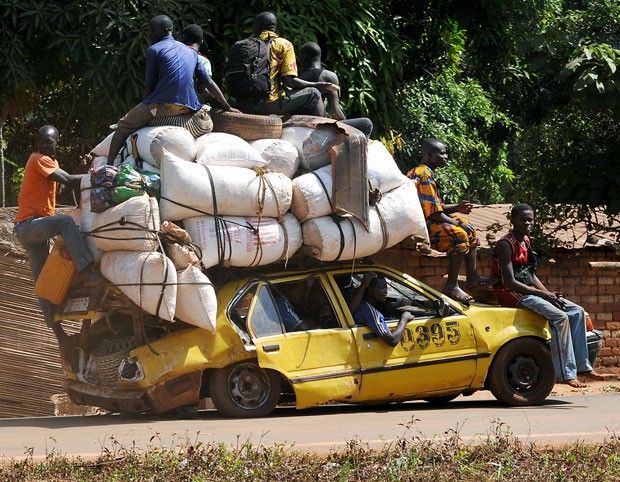Sedã é usado por moradores de Damara para levar uma enorme quantidade de mantimentos e pertences (Foto: Sia Kambou/AFP)