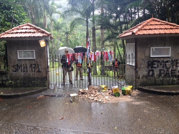 Muro da residência oficial do prefeito do Rio é pichado (Foto: Isabela Marinho/G1)