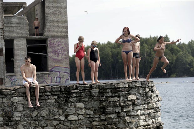 Pessoas nadam nas ruínas da prisão de Murru, na Estônia (Foto: Ints Kalnins/Reuters)