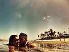 Preta Gil curte praia na Bahia no maior chamego com o namorado