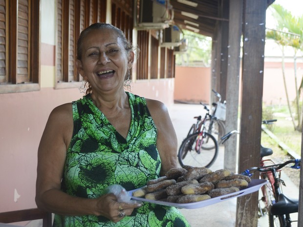 Com a venda de biscoitos Monteiro Lopes, Elba Rosa conseguiu comprar centrais de ar e instrumentos musicais (Foto: Abinoan Santiago/G1)