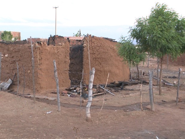 Adolescente diz que foi queimado nesta casa, em Sousa. Bombeiros apura o caso (Foto: Reprodução/TV Paraíba) Adolescente diz que foi queimado nesta casa, em Sousa. Bombeiros apura o caso (Foto: Reprodução/TV Paraíba)