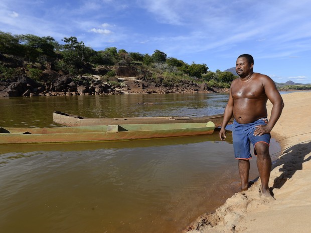 Romildo, pescador, reclama da falta de apoio da Samarco, no Espírito Santo (Foto: Bernardo Coutinho/A Gazeta)