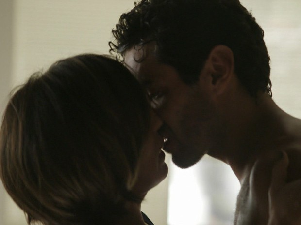 Em Babilônia, o ator deu um beijo quente em Gloria Pires (Foto: Gshow)