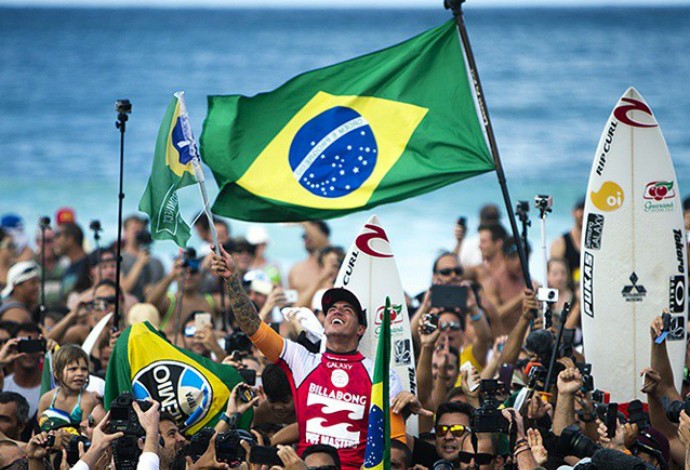 Gabriel Medina é rodeado por dezenas de pessoas em um dia que a praia de Pipeline se transformou em um estádio de futebol em final de Copa do Mundo (Foto: Reprodução/Instagram)